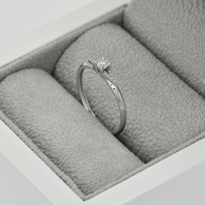 Strieborný prsteň s postrannými lab-grown diamantmi Cherry 104489