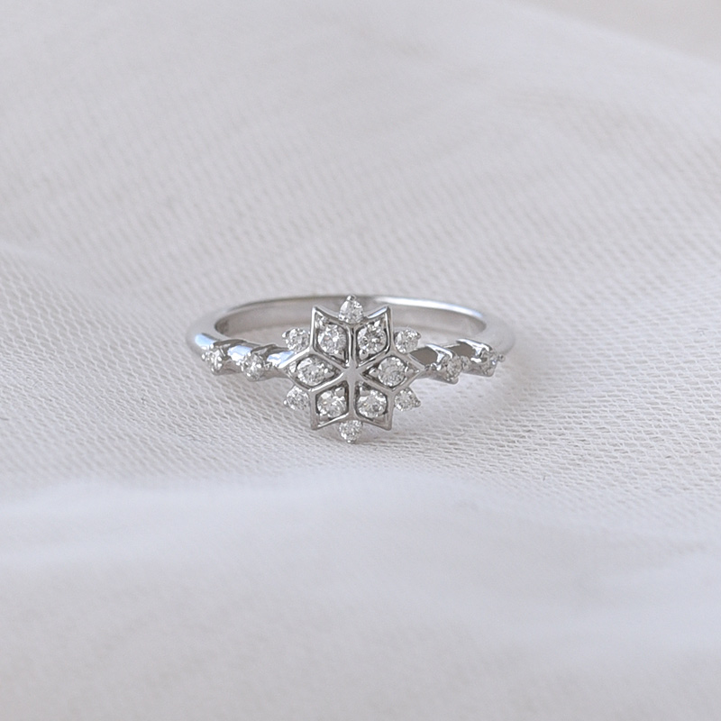Strieborný prsteň s lab-grown diamantovou hviezdou Macias 104719