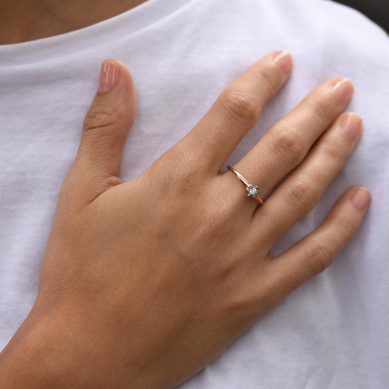 Zásnubný prsteň v štýle solitér s moissanitom Noble 105219