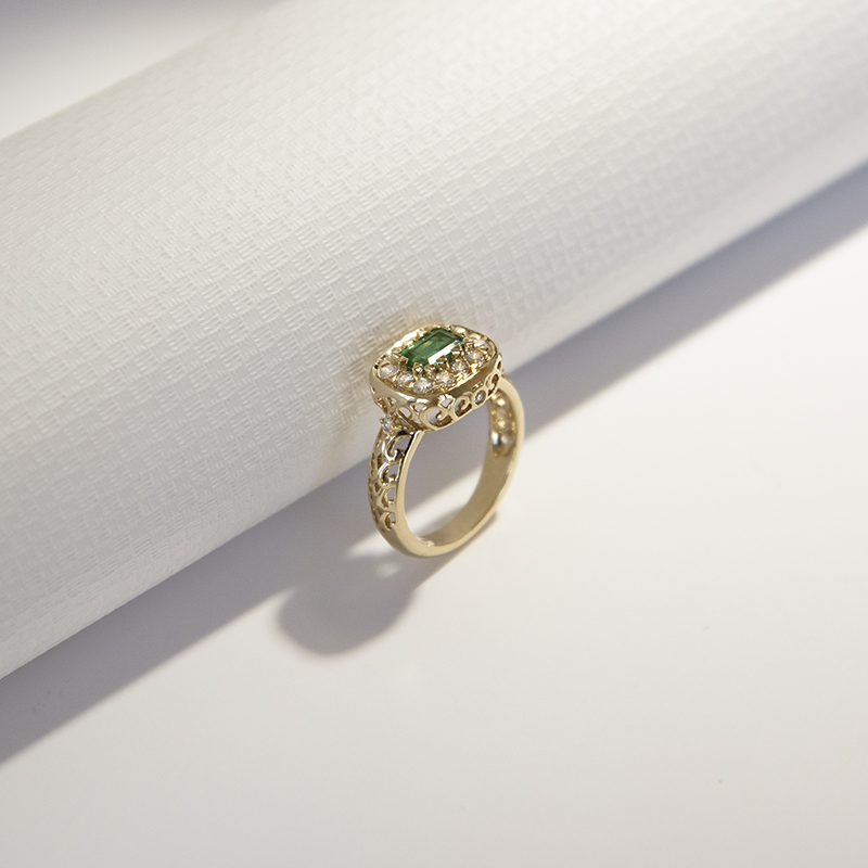 Zlatý prsteň s emerald smaragdom a diamantmi Huzil 108199