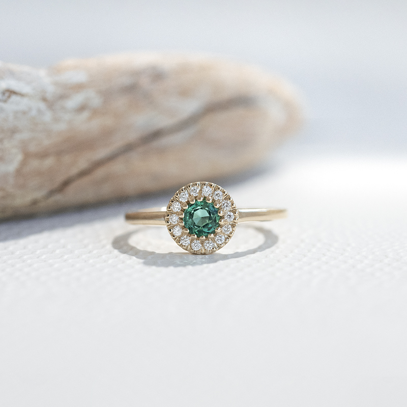 Zlatý halo prsteň so smaragdom obklopeným diamantmi Vale 111599