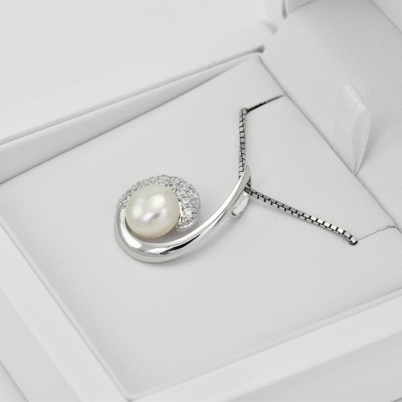 Strieborný náhrdelník s perlou