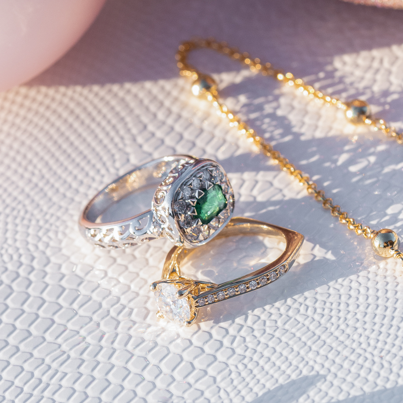 Zlatý prsteň s emerald smaragdom a diamantmi Huzil 118749