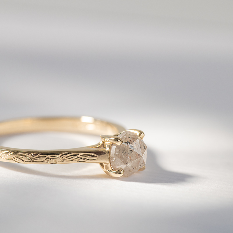 Zlatý ručne rytý prsteň so salt and pepper diamantom Estella 120779