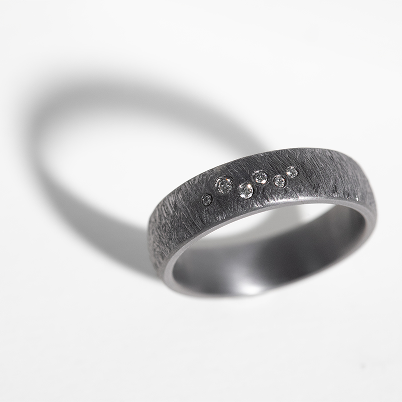 Škrabané snubné prstene z tantalu s diamantmi Nell 123739