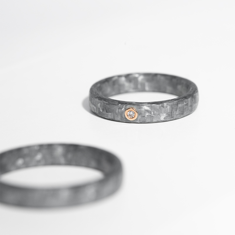 Mierne zaoblené snubné prstene z karbónu s diamantom Lars 124579