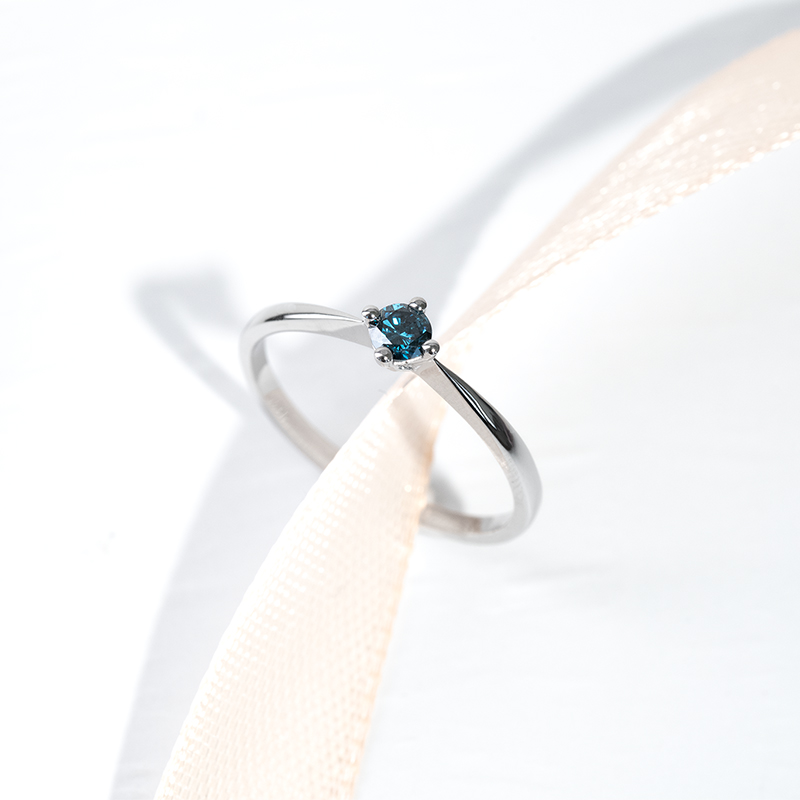 Zásnubný prsteň s modrým diamantom Carrey 125349