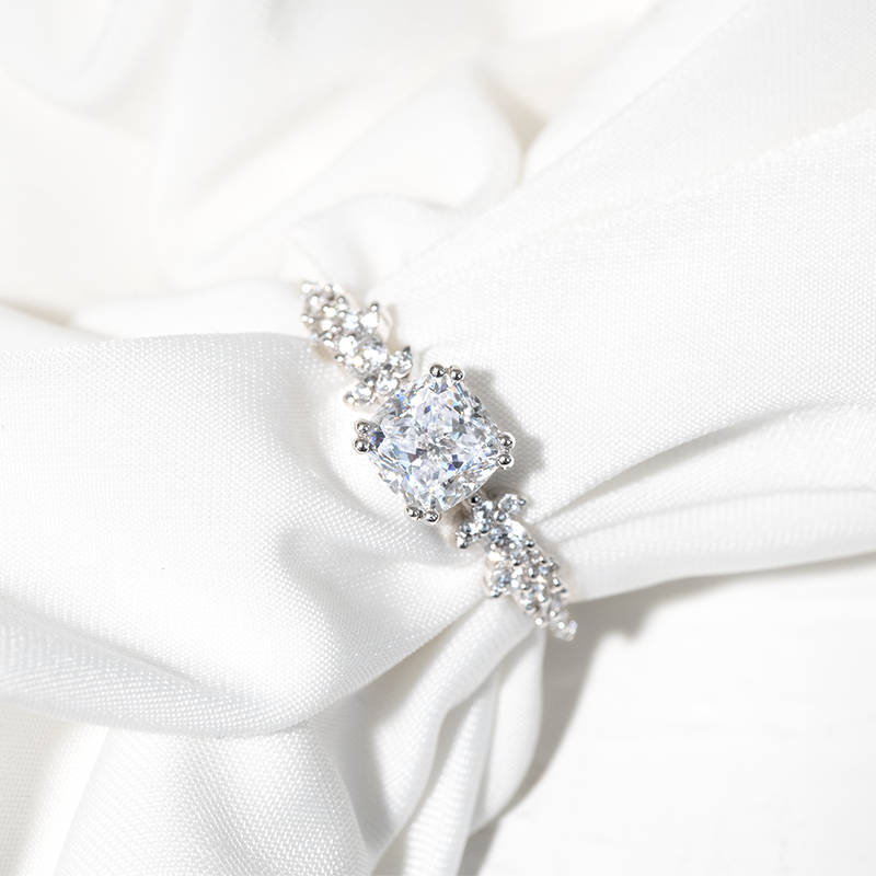 Romantický zásnubný prsteň s diamantmi Tora 125699