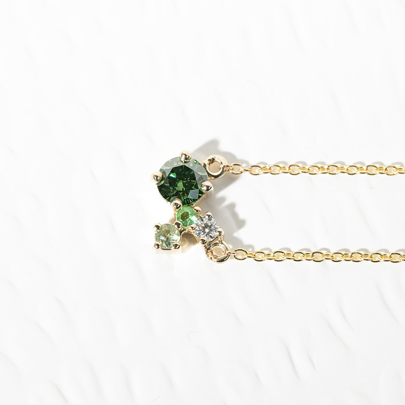 Cluster náhrdelník so zeleným diamantom a drahokamami Maizie 127069