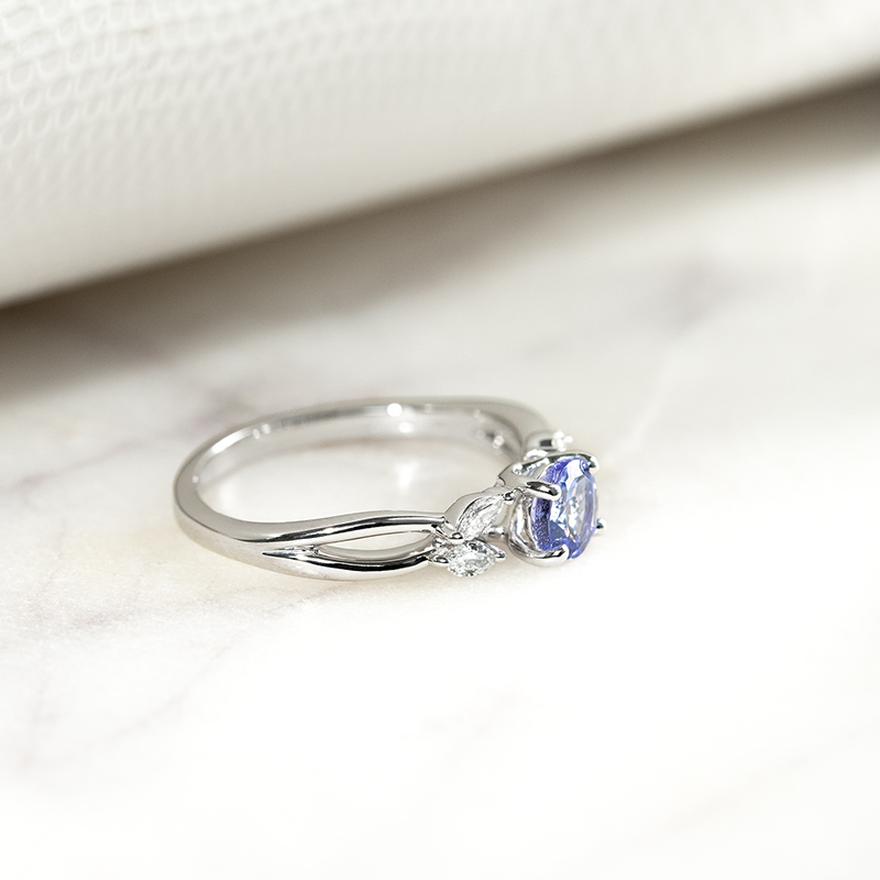 Zásnubný prsteň s tanzanitom a marquise lab-grown diamantmi Fera 132419