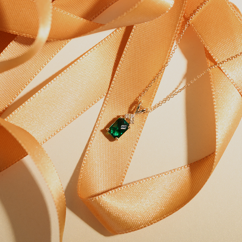 Zlatý prívesok s emerald smaragdom a diamantmi Edlin 134139