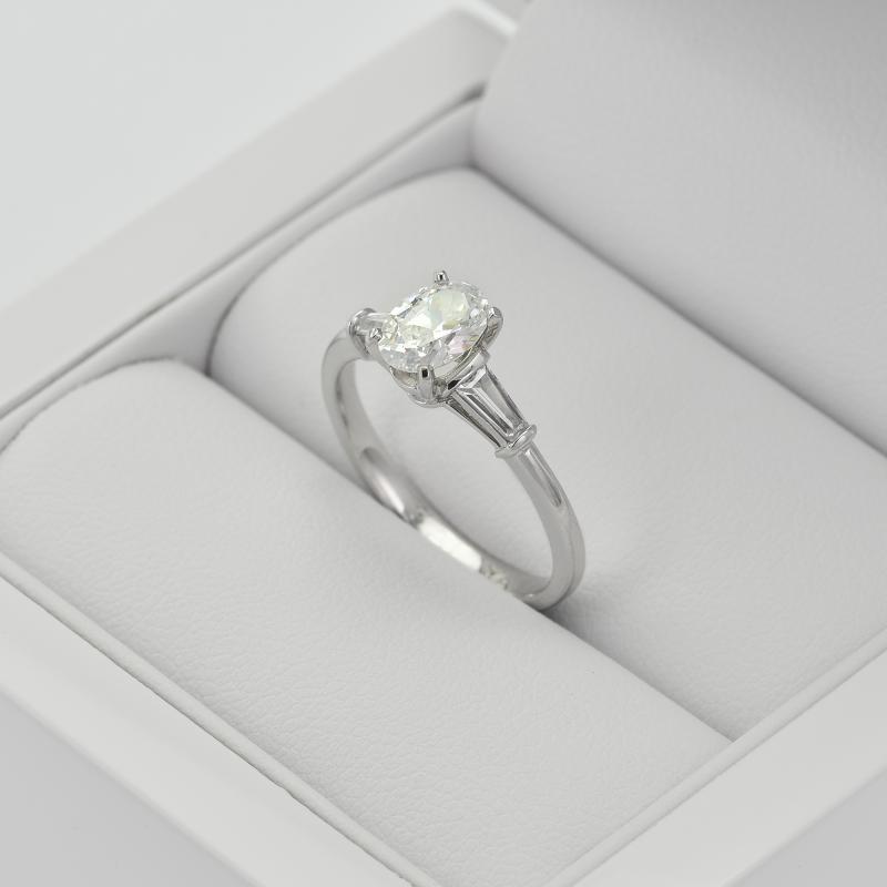 Platinový zásnubný prsteň s oválnym diamantom 29519