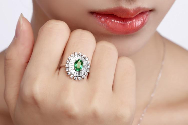 Zlatý smaragdový prsteň s diamantmi 4739