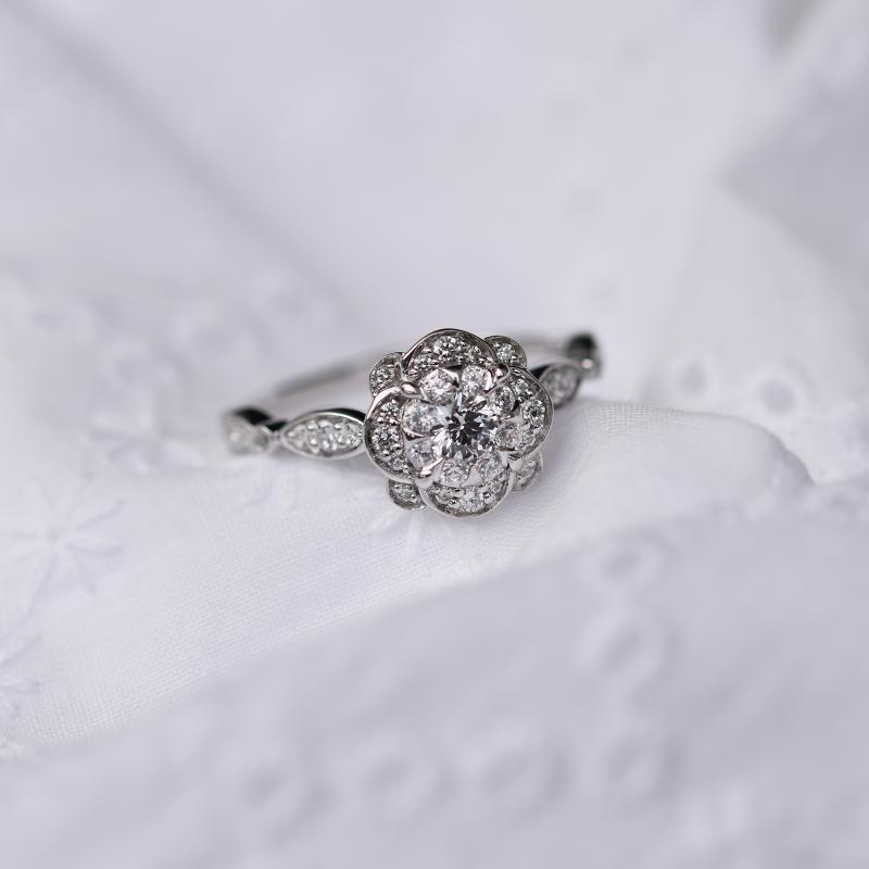 Zlatý prsteň s diamantovým kvetom 48249