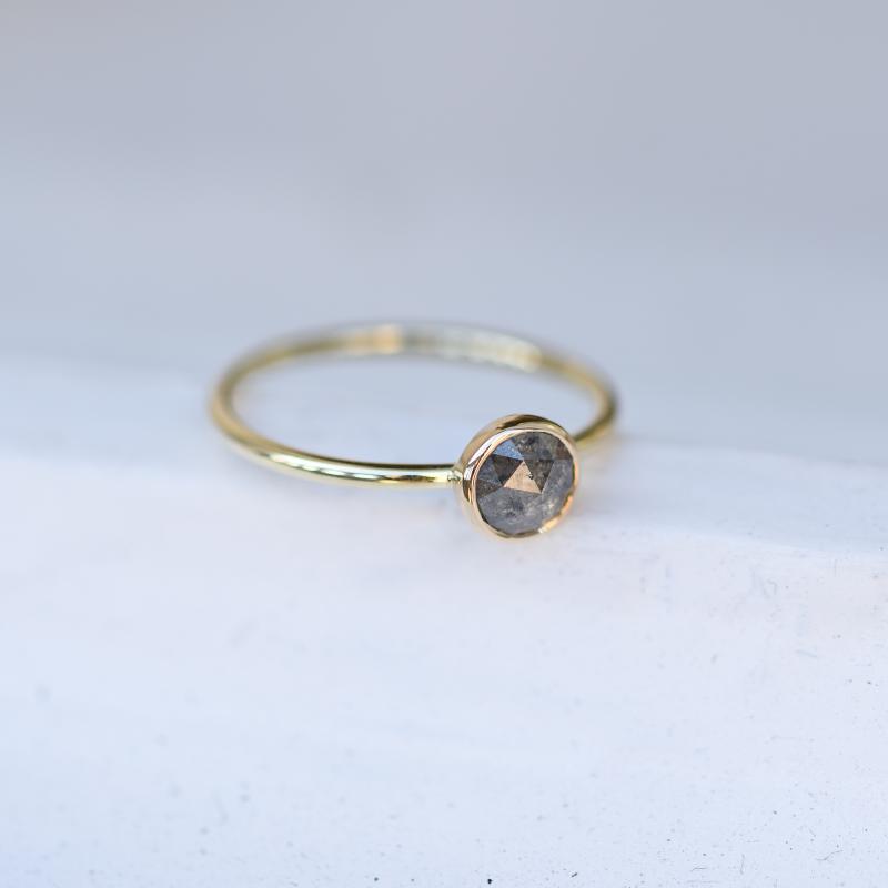 Zlatý zásnubný prsteň so salt'n'pepper diamantom 50219