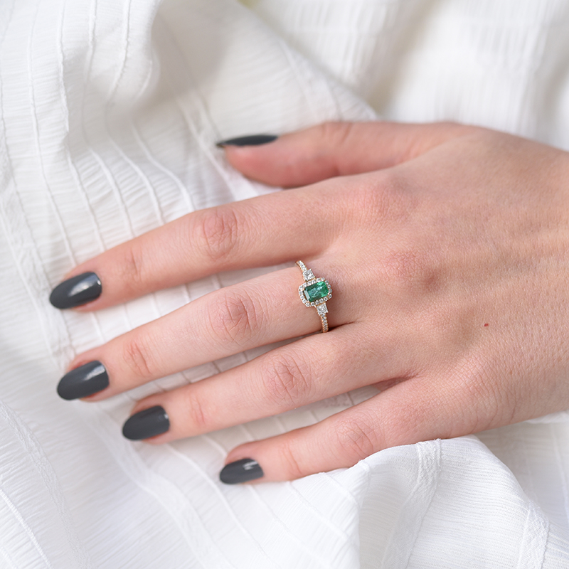 Zásnubný prsteň so smaragdom