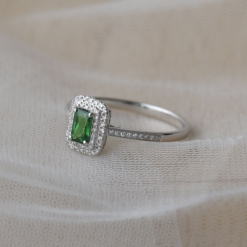 Prsteň s emerald tsavorit granátom a diamantmi 63719
