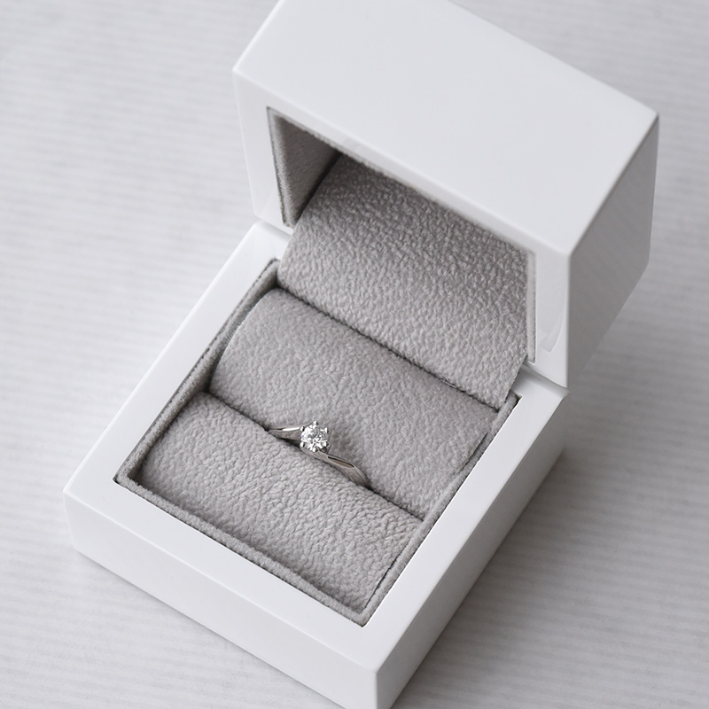 Zásnubný prsteň s round diamantom Hesta 72249