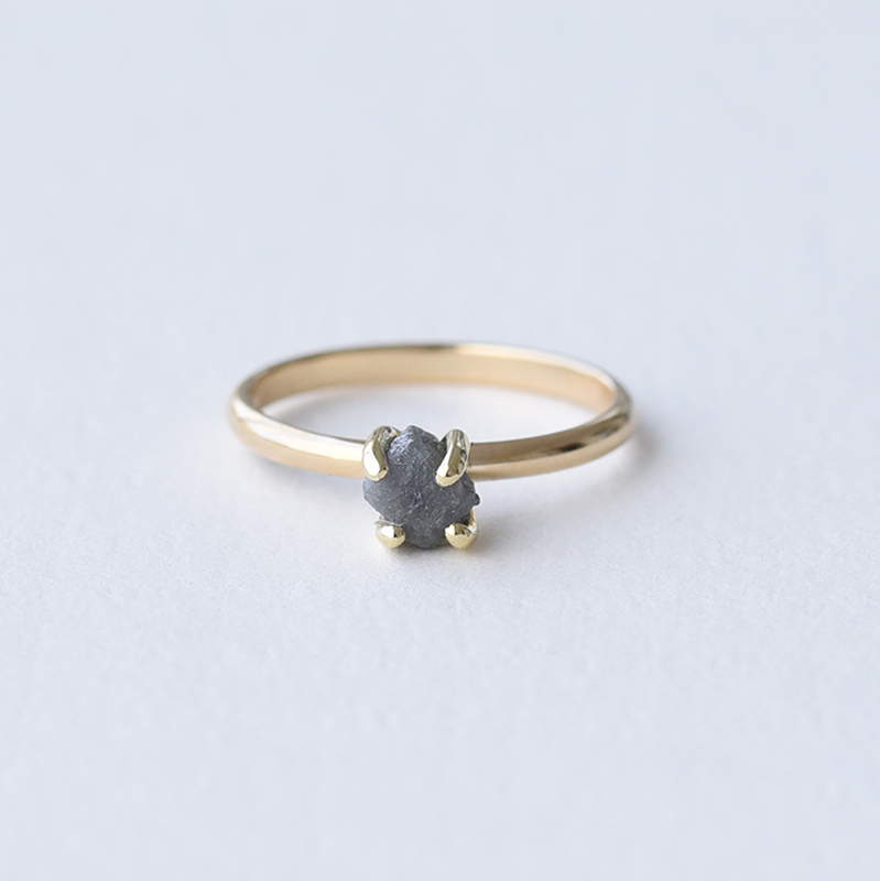 Zlatý prsteň so surovým diamantom v tmavo šedej farbe 74369