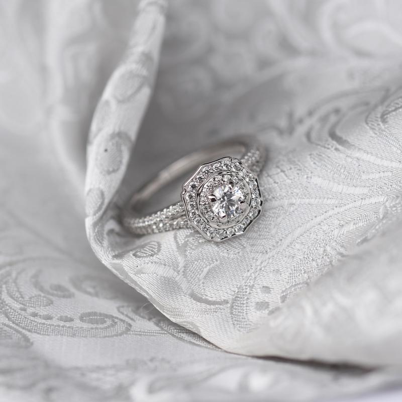 Extravagantný halo zásnubný prsteň