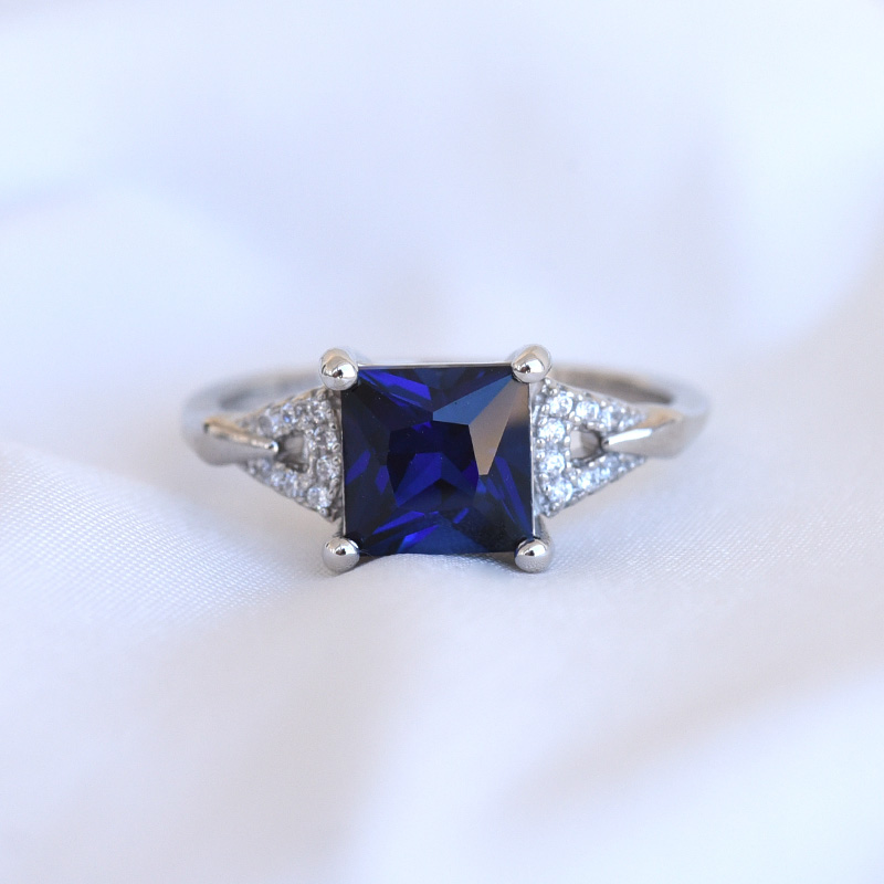 prsteň s modrým zafírom a zirkónmi 82669