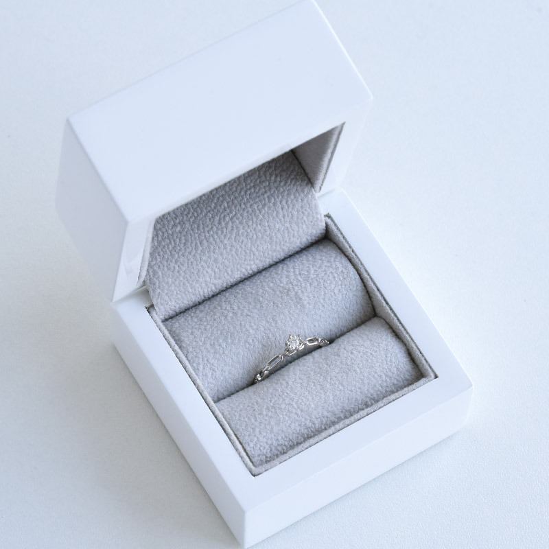 Trendy prsteň s diamantom z bieleho zlata 84429
