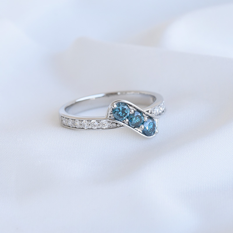 Zlatý prsteň s modrými diamantmi 88639