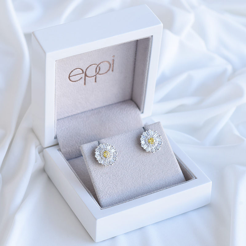 Náušnice v tvare kvetiny s diamantom a zafírom 92759