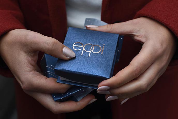 Modrý prsteň Eppi, perfektný obal pre zásnubný prsteň