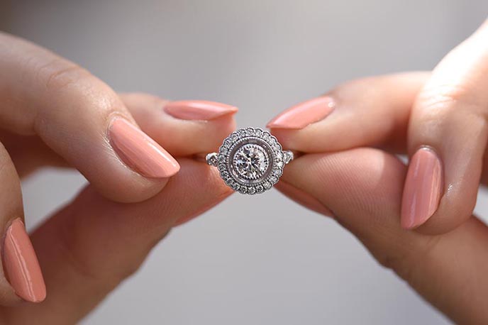 Diamantový prsteň s halo z bieleho zlata