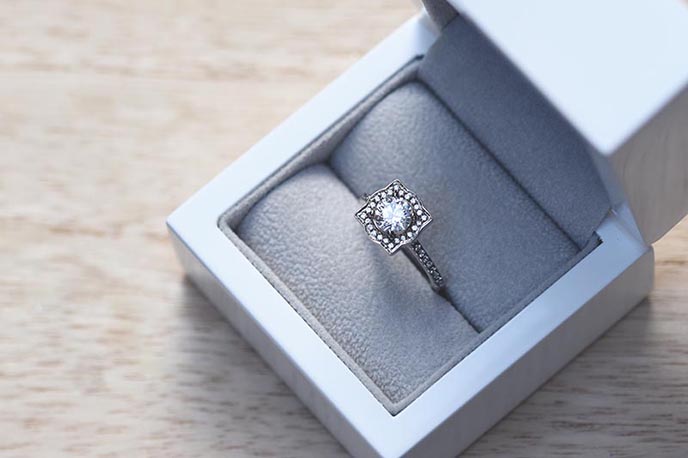Diamantový prsteň Halo v luxusnom balení