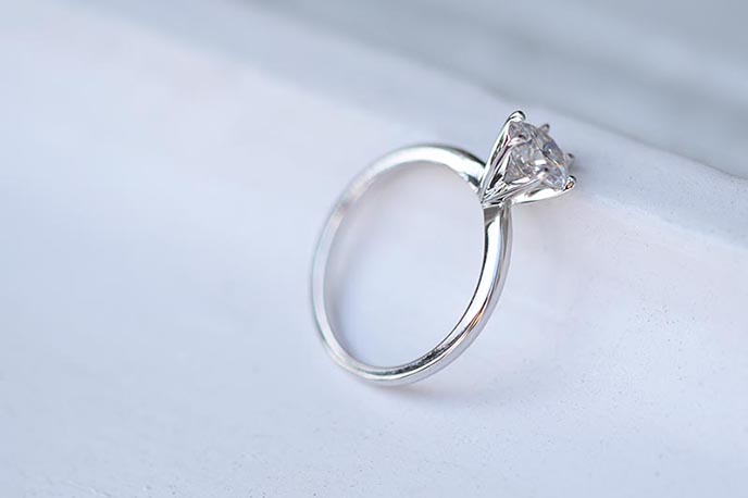 Diamantový prsteň z bieleho zlata solitaire