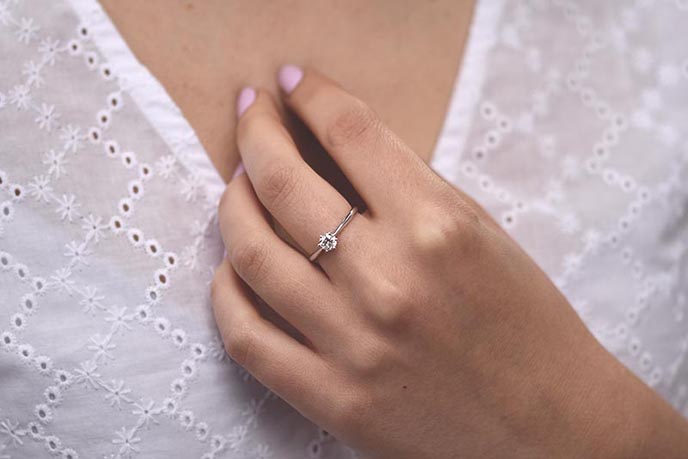 Elegantný zásnubný prsteň solitaire s diamantom