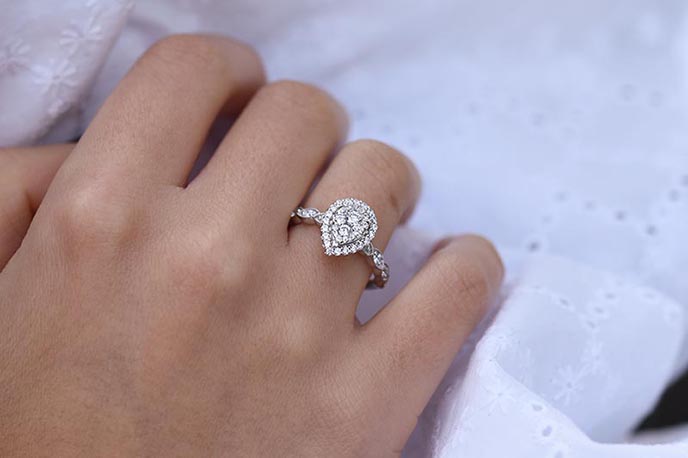 Zásnubný prsteň z bieleho zlata s halo s diamantom v tvare hrušky