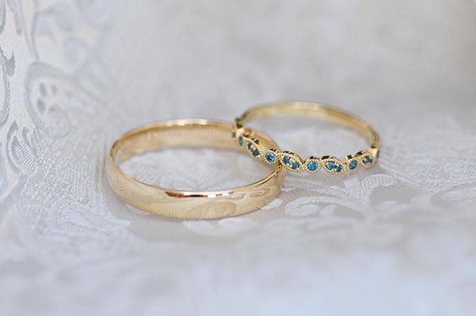 Vintage zlatý prsteň s diamantmi pre ňu a klasický zlatý snubný prsteň pre neho