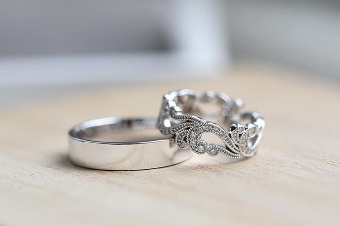 Očarujúce vintage večný prsteň z bieleho zlata s diamantmi a plochým pánskym snubným prsteňom