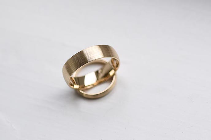 Ploché snubné prstene alebo snubné prstene zo zlata