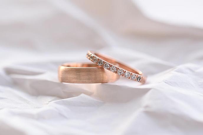 Večný diamantový prsteň pre nevestu a polkruhový snubný prsteň pre ženícha